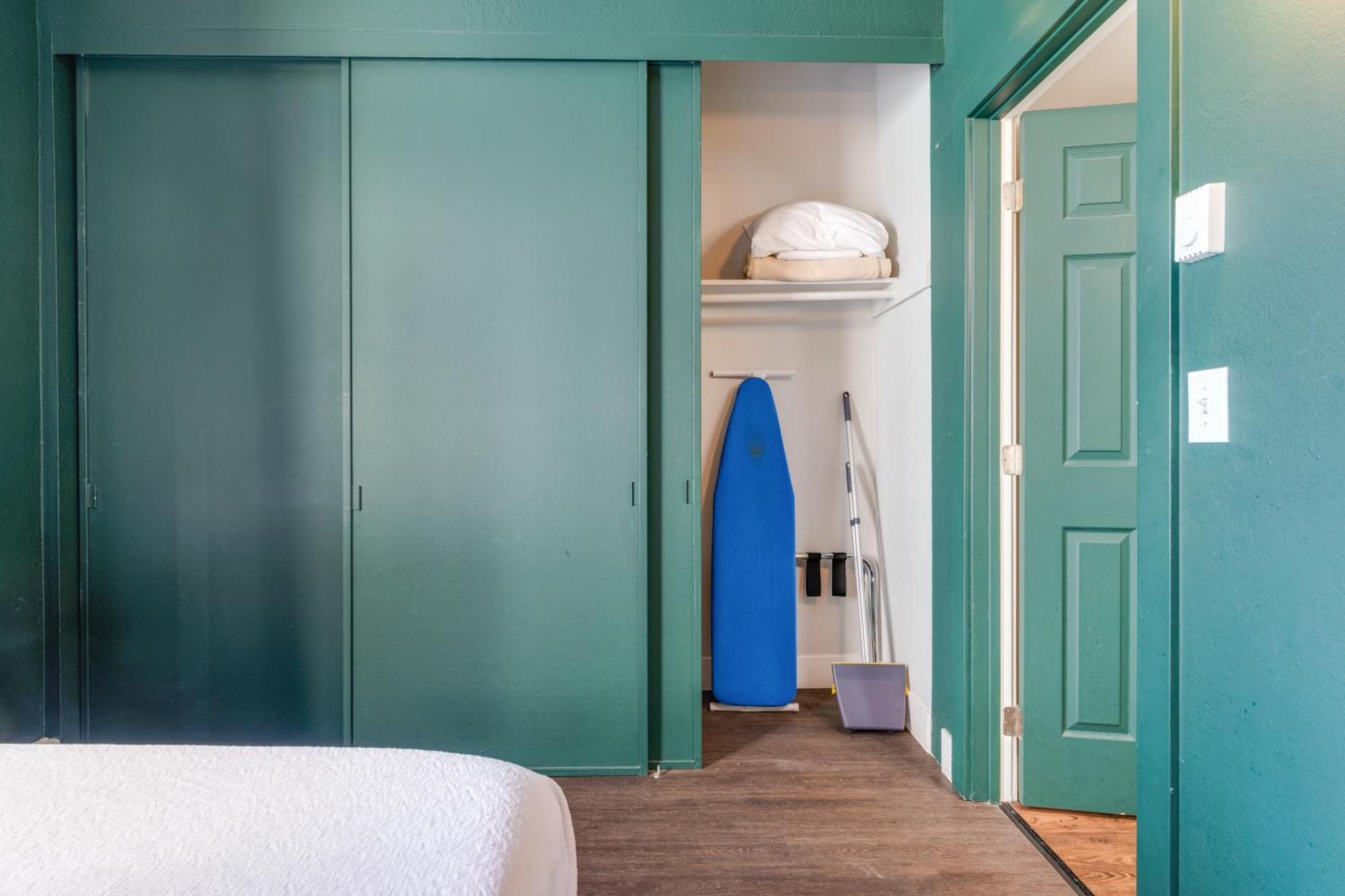 Oxford Apartment By At Mine Hospitality Сиатъл Екстериор снимка