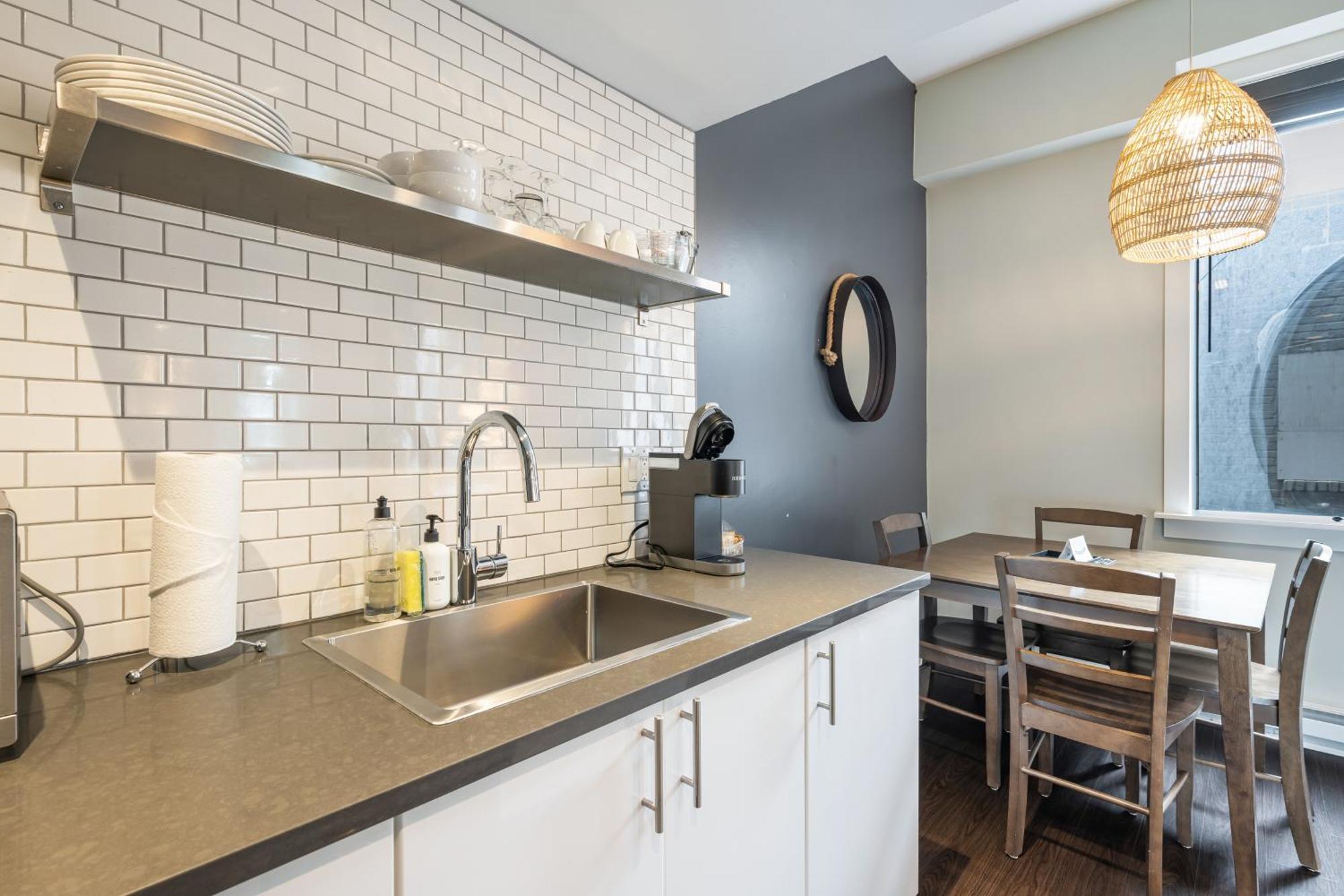 Oxford Apartment By At Mine Hospitality Сиатъл Екстериор снимка