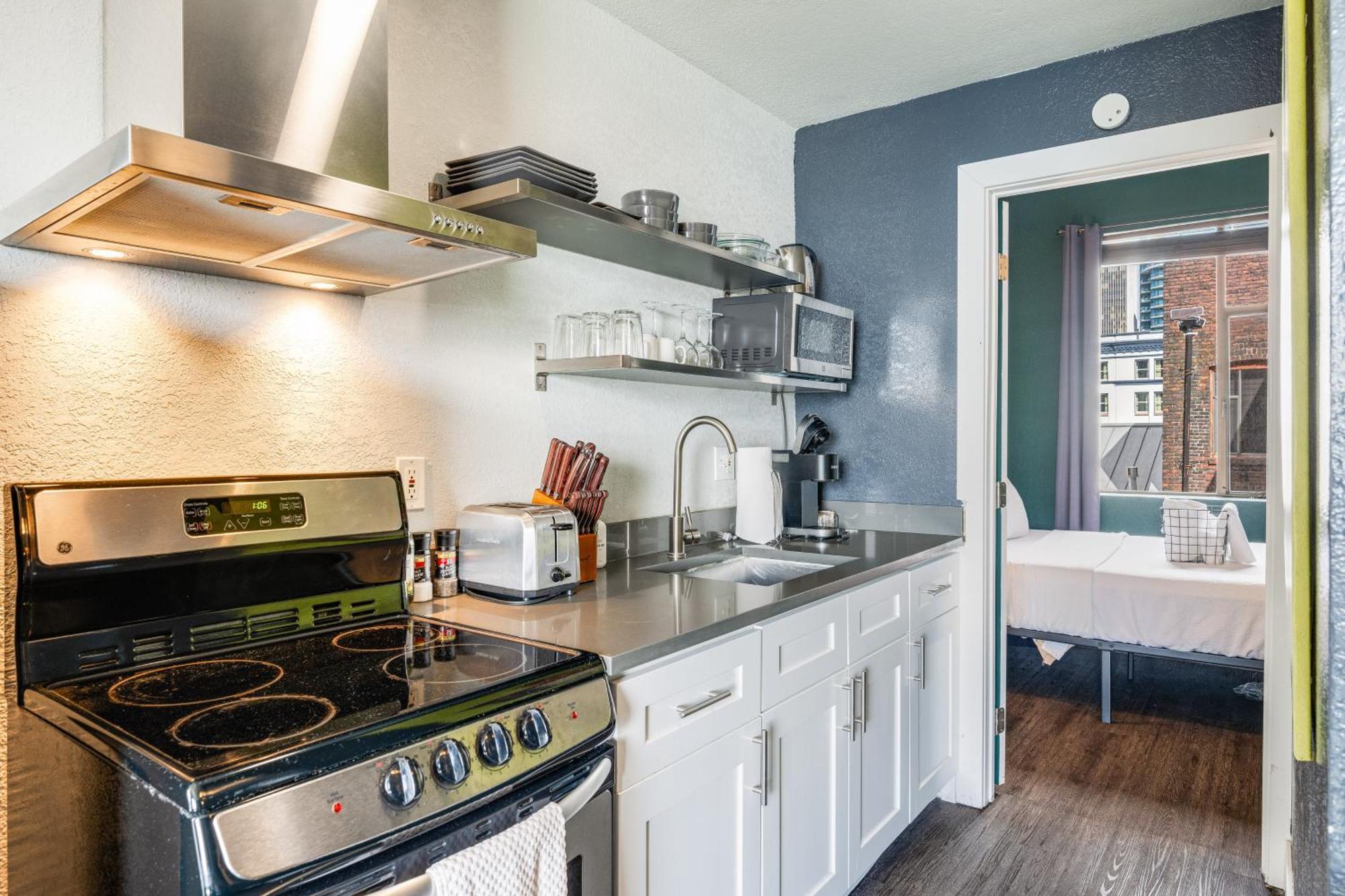 Oxford Apartment By At Mine Hospitality Сиатъл Екстериор снимка