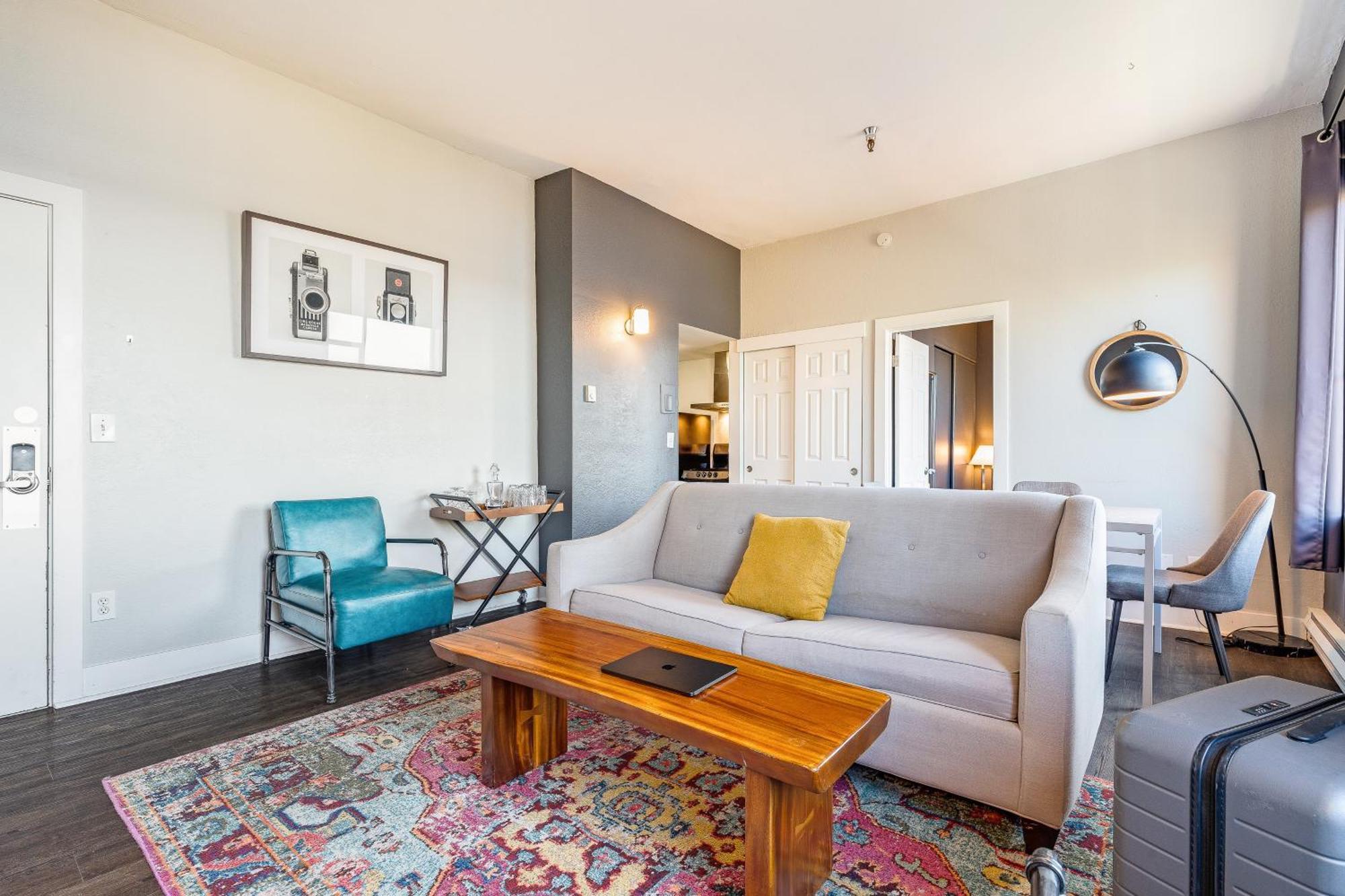 Oxford Apartment By At Mine Hospitality Сиатъл Екстериор снимка